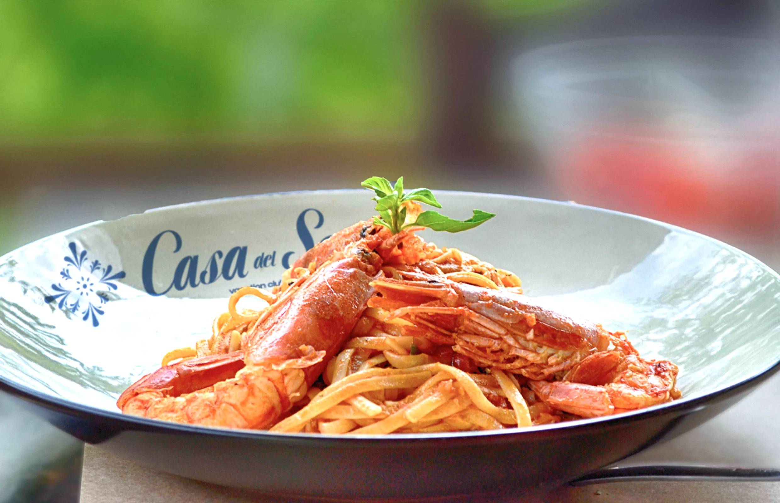Platillo de mariscos en Casa del Sol con branding de inspiración artesanal mexicana.